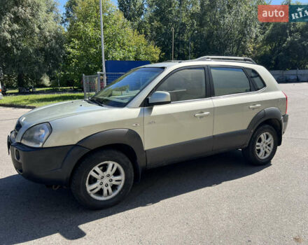 Серый Хендай Туксон, объемом двигателя 1.98 л и пробегом 220 тыс. км за 8000 $, фото 1 на Automoto.ua