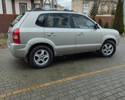 Серый Хендай Туксон, объемом двигателя 1.99 л и пробегом 178 тыс. км за 6700 $, фото 4 на Automoto.ua