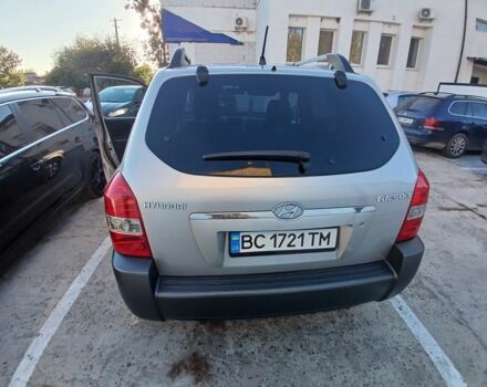 Сірий Хендай Туксон, об'ємом двигуна 2 л та пробігом 235 тис. км за 6100 $, фото 4 на Automoto.ua