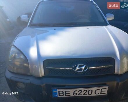 Серый Хендай Туксон, объемом двигателя 1.98 л и пробегом 230 тыс. км за 8500 $, фото 3 на Automoto.ua