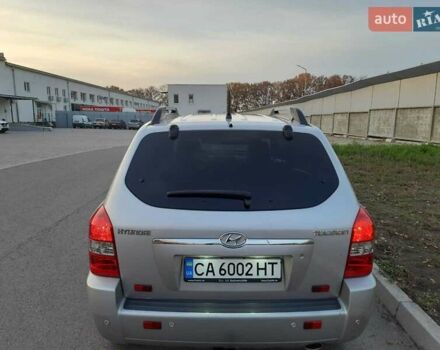 Серый Хендай Туксон, объемом двигателя 1.98 л и пробегом 164 тыс. км за 7300 $, фото 3 на Automoto.ua