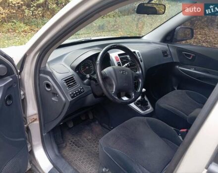 Серый Хендай Туксон, объемом двигателя 1.98 л и пробегом 312 тыс. км за 6000 $, фото 4 на Automoto.ua