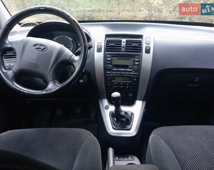 Серый Хендай Туксон, объемом двигателя 1.98 л и пробегом 312 тыс. км за 6000 $, фото 5 на Automoto.ua