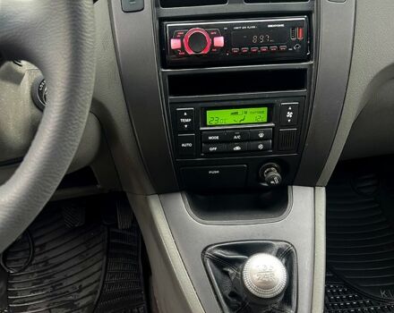 Серый Хендай Туксон, объемом двигателя 2 л и пробегом 228 тыс. км за 8000 $, фото 6 на Automoto.ua