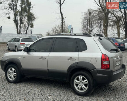 Серый Хендай Туксон, объемом двигателя 1.98 л и пробегом 241 тыс. км за 7000 $, фото 26 на Automoto.ua