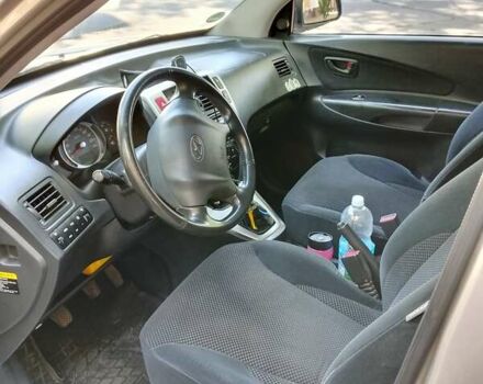 Сірий Хендай Туксон, об'ємом двигуна 2 л та пробігом 277 тис. км за 8000 $, фото 6 на Automoto.ua