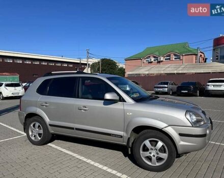 Сірий Хендай Туксон, об'ємом двигуна 1.98 л та пробігом 227 тис. км за 7500 $, фото 4 на Automoto.ua