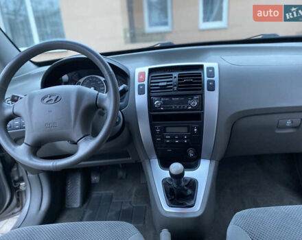 Сірий Хендай Туксон, об'ємом двигуна 2 л та пробігом 105 тис. км за 6990 $, фото 12 на Automoto.ua