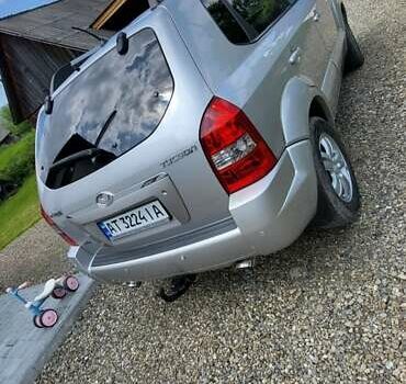 Серый Хендай Туксон, объемом двигателя 2 л и пробегом 260 тыс. км за 7000 $, фото 3 на Automoto.ua