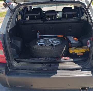 Серый Хендай Туксон, объемом двигателя 2 л и пробегом 258 тыс. км за 7500 $, фото 6 на Automoto.ua