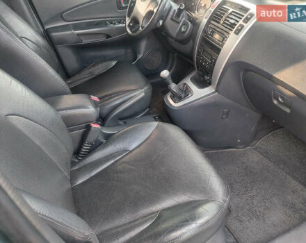 Серый Хендай Туксон, объемом двигателя 1.98 л и пробегом 175 тыс. км за 6050 $, фото 7 на Automoto.ua