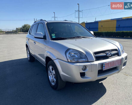 Серый Хендай Туксон, объемом двигателя 2 л и пробегом 140 тыс. км за 8100 $, фото 2 на Automoto.ua