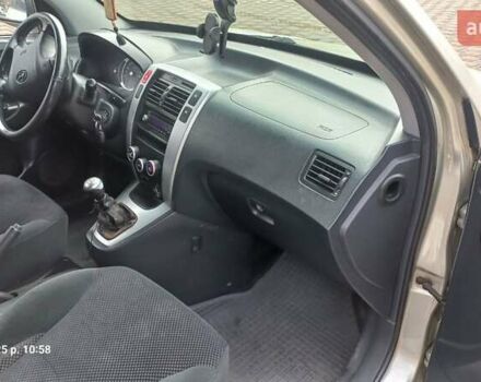 Серый Хендай Туксон, объемом двигателя 1.99 л и пробегом 303 тыс. км за 6500 $, фото 10 на Automoto.ua