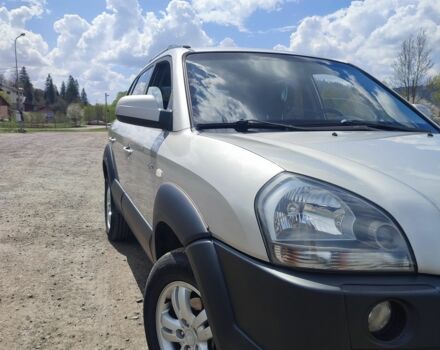 Сірий Хендай Туксон, об'ємом двигуна 2 л та пробігом 248 тис. км за 7199 $, фото 4 на Automoto.ua