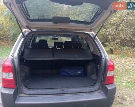 Серый Хендай Туксон, объемом двигателя 1.98 л и пробегом 312 тыс. км за 6000 $, фото 11 на Automoto.ua