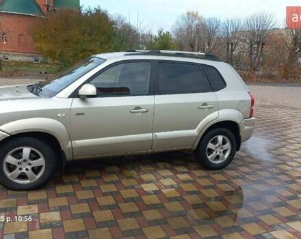 Серый Хендай Туксон, объемом двигателя 1.99 л и пробегом 303 тыс. км за 6500 $, фото 2 на Automoto.ua