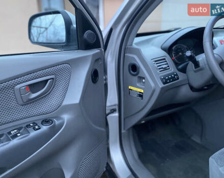 Сірий Хендай Туксон, об'ємом двигуна 2 л та пробігом 105 тис. км за 6990 $, фото 18 на Automoto.ua