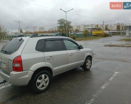 Серый Хендай Туксон, объемом двигателя 1.98 л и пробегом 250 тыс. км за 7300 $, фото 2 на Automoto.ua