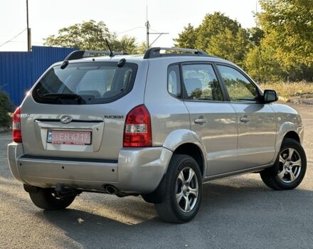 Серый Хендай Туксон, объемом двигателя 2 л и пробегом 188 тыс. км за 8800 $, фото 1 на Automoto.ua