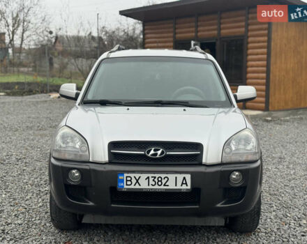 Серый Хендай Туксон, объемом двигателя 1.98 л и пробегом 241 тыс. км за 7000 $, фото 3 на Automoto.ua