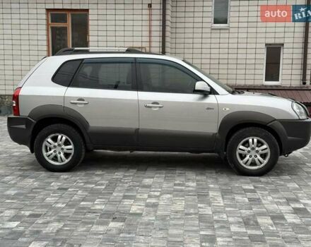 Серый Хендай Туксон, объемом двигателя 1.98 л и пробегом 252 тыс. км за 6950 $, фото 6 на Automoto.ua