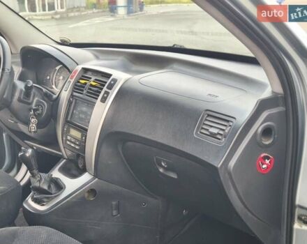 Серый Хендай Туксон, объемом двигателя 1.98 л и пробегом 260 тыс. км за 6800 $, фото 17 на Automoto.ua