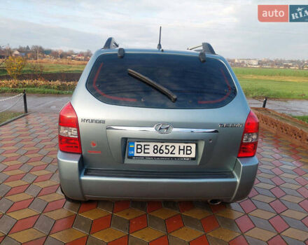 Серый Хендай Туксон, объемом двигателя 1.98 л и пробегом 175 тыс. км за 6050 $, фото 4 на Automoto.ua