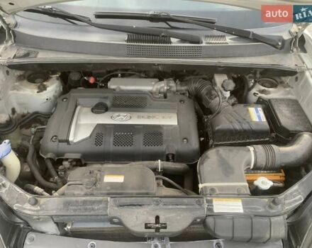 Серый Хендай Туксон, объемом двигателя 1.98 л и пробегом 215 тыс. км за 7500 $, фото 6 на Automoto.ua