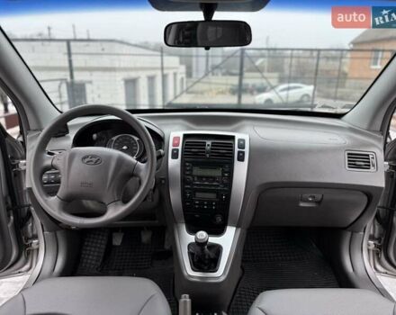 Серый Хендай Туксон, объемом двигателя 1.98 л и пробегом 252 тыс. км за 6950 $, фото 18 на Automoto.ua