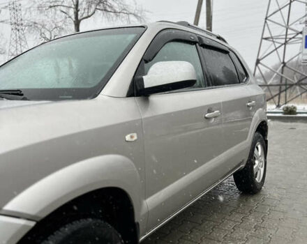 Сірий Хендай Туксон, об'ємом двигуна 1.99 л та пробігом 252 тис. км за 6700 $, фото 5 на Automoto.ua