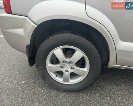 Серый Хендай Туксон, объемом двигателя 1.98 л и пробегом 175 тыс. км за 7800 $, фото 3 на Automoto.ua