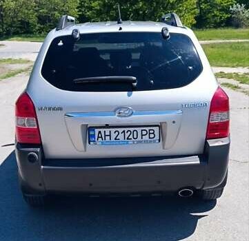 Серый Хендай Туксон, объемом двигателя 2 л и пробегом 258 тыс. км за 7500 $, фото 3 на Automoto.ua