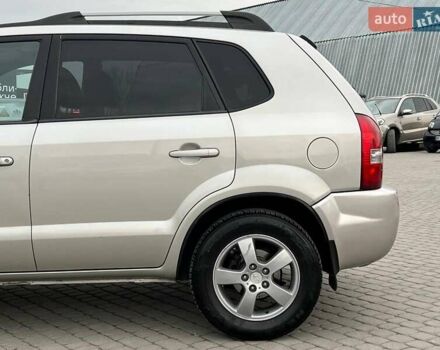 Серый Хендай Туксон, объемом двигателя 2 л и пробегом 263 тыс. км за 7440 $, фото 3 на Automoto.ua