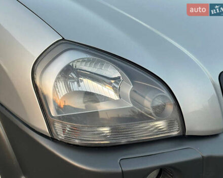 Серый Хендай Туксон, объемом двигателя 1.98 л и пробегом 167 тыс. км за 7300 $, фото 40 на Automoto.ua