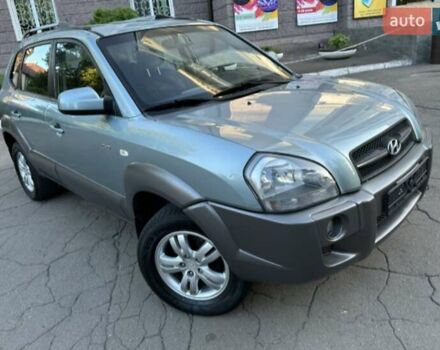 Серый Хендай Туксон, объемом двигателя 2 л и пробегом 110 тыс. км за 10200 $, фото 1 на Automoto.ua