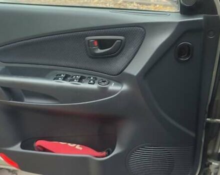 Серый Хендай Туксон, объемом двигателя 1.98 л и пробегом 169 тыс. км за 7500 $, фото 3 на Automoto.ua