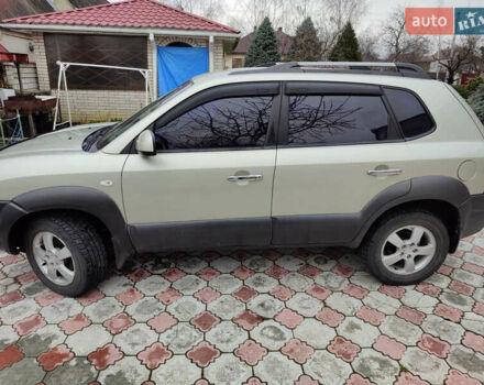 Серый Хендай Туксон, объемом двигателя 2 л и пробегом 217 тыс. км за 9800 $, фото 3 на Automoto.ua