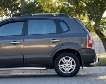 Серый Хендай Туксон, объемом двигателя 2 л и пробегом 282 тыс. км за 7950 $, фото 8 на Automoto.ua