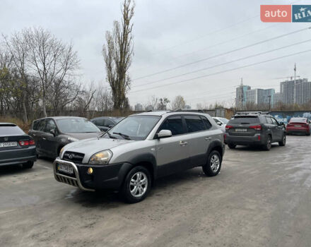 Серый Хендай Туксон, объемом двигателя 2 л и пробегом 290 тыс. км за 6500 $, фото 5 на Automoto.ua