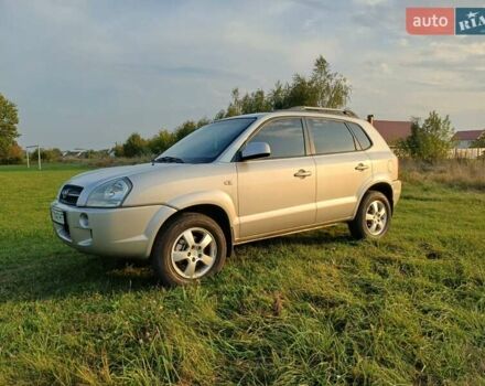 Серый Хендай Туксон, объемом двигателя 1.99 л и пробегом 239 тыс. км за 7800 $, фото 2 на Automoto.ua