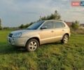 Серый Хендай Туксон, объемом двигателя 1.99 л и пробегом 239 тыс. км за 7800 $, фото 2 на Automoto.ua