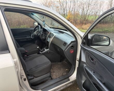 Хендай Туксон 2007 у Ахтырке на Automoto.ua Сірий Хендай Туксон, об'ємом двигуна 2 л та пробігом 192 тис. км за 6950 $, фото 11 на Automoto.ua