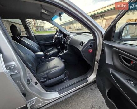 Хендай Туксон 2007 в Луцке на Automoto.ua Серый Хендай Туксон, объемом двигателя 1.98 л и пробегом 120 тыс. км за 7799 $, фото 27 на Automoto.ua