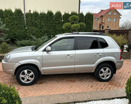 Серый Хендай Туксон, объемом двигателя 1.98 л и пробегом 217 тыс. км за 8500 $, фото 6 на Automoto.ua