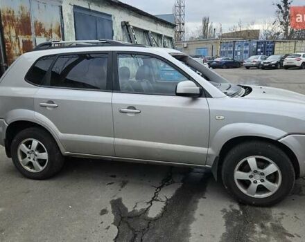 Серый Хендай Туксон, объемом двигателя 2 л и пробегом 330 тыс. км за 4000 $, фото 2 на Automoto.ua