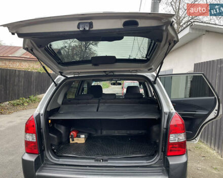 Серый Хендай Туксон, объемом двигателя 2 л и пробегом 290 тыс. км за 6500 $, фото 13 на Automoto.ua