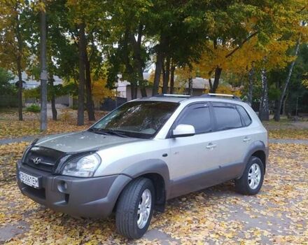 Серый Хендай Туксон, объемом двигателя 1.98 л и пробегом 250 тыс. км за 7300 $, фото 1 на Automoto.ua