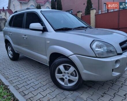 Серый Хендай Туксон, объемом двигателя 2 л и пробегом 240 тыс. км за 8300 $, фото 5 на Automoto.ua