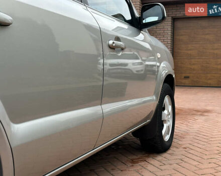 Серый Хендай Туксон, объемом двигателя 1.98 л и пробегом 217 тыс. км за 8500 $, фото 19 на Automoto.ua