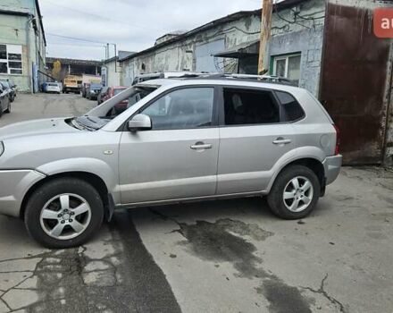Серый Хендай Туксон, объемом двигателя 2 л и пробегом 330 тыс. км за 4000 $, фото 3 на Automoto.ua
